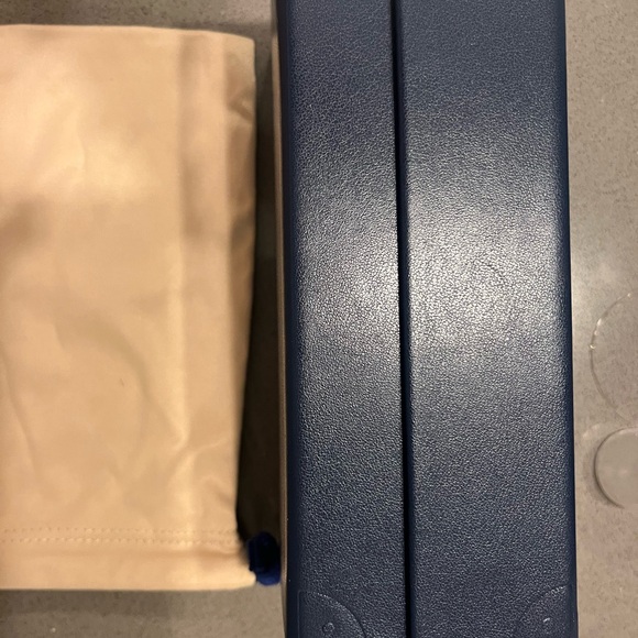 Authentic Louis Vuitton sunglass case and dust bag - Picture 5 of 6